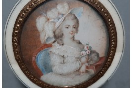 Woman with fan, late 18th century snuffbox