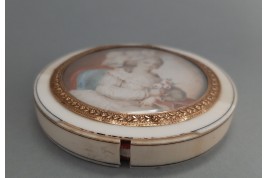 Woman with fan, late 18th century snuffbox