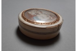 Woman with fan, late 18th century snuffbox