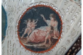 Femmes dans le goût d'Angelica Kauffmann, éventail fin XVIIIème siècle