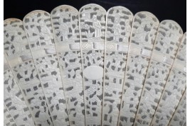 Jardins et maisonnettes, éventail vers 1850-60. Canton, Chine
