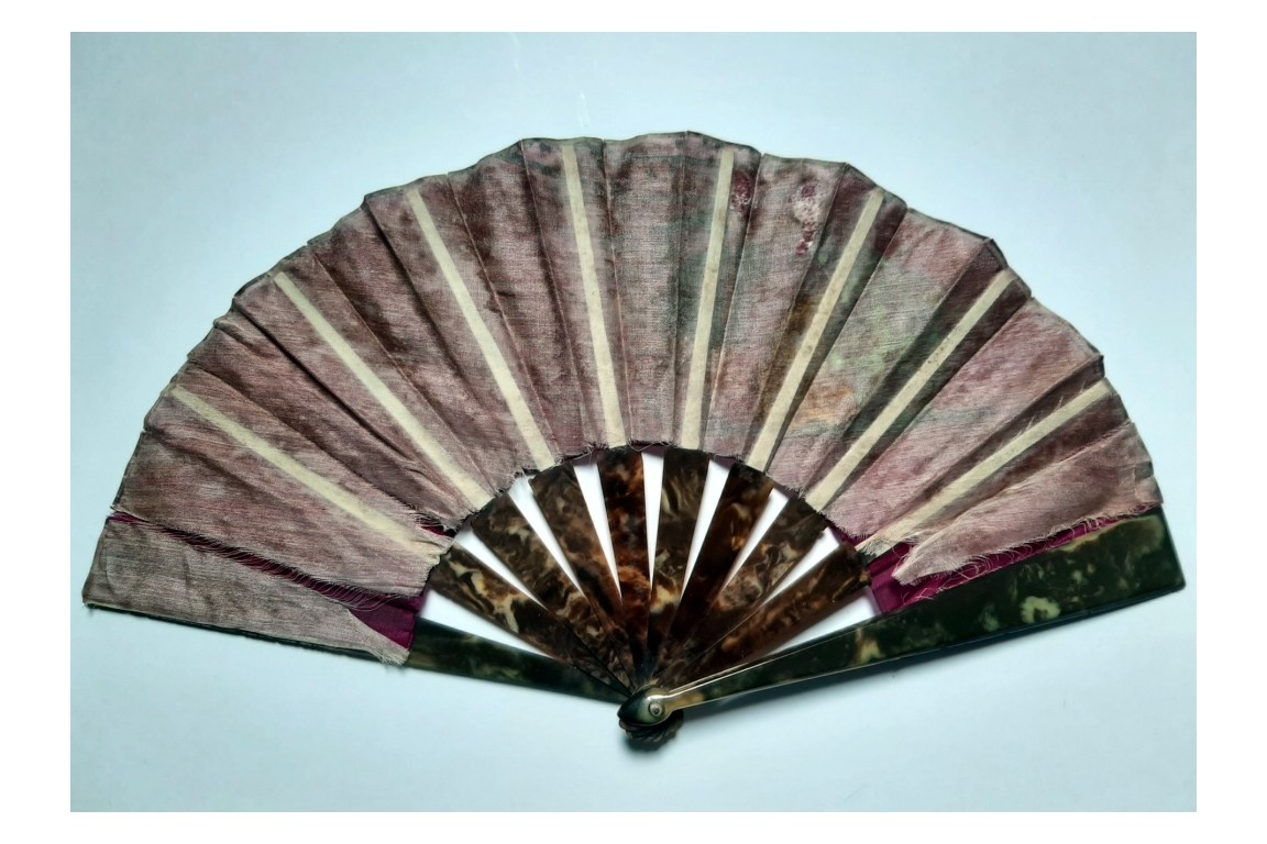 The marquis at the party, Art Deco fan