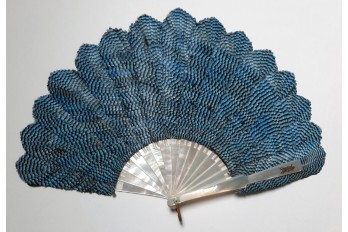 Hypnotique geai bleu, éventail d’Otto Bock fin XIXéme