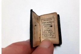 Le Petit Troubadour Almanach, tiny book