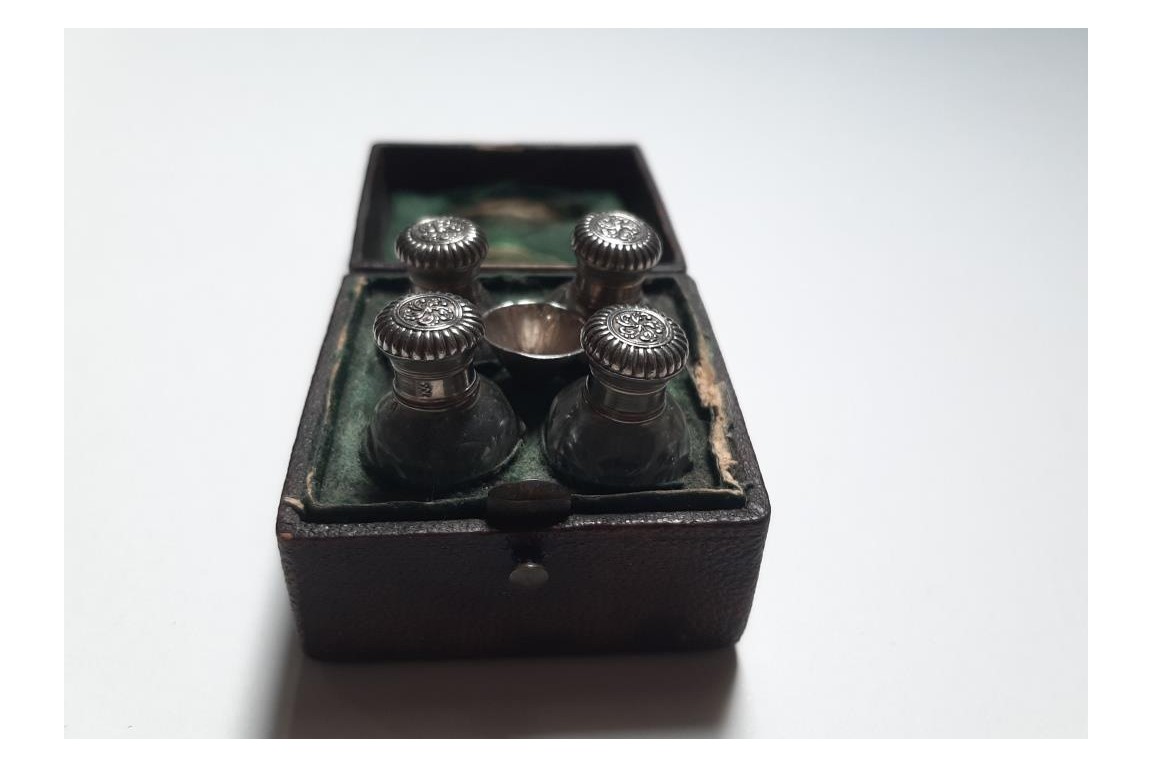 Minuscule perfum kit, 19th century
