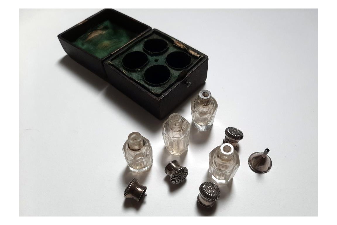 Minuscule perfum kit, 19th century