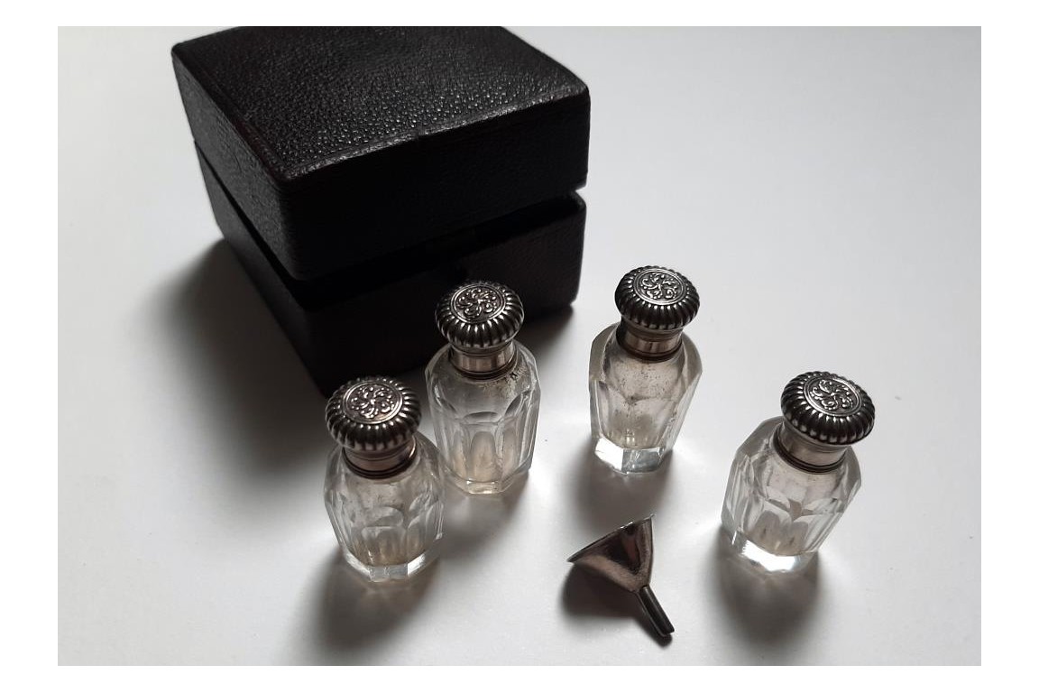 Minuscule perfum kit, 19th century