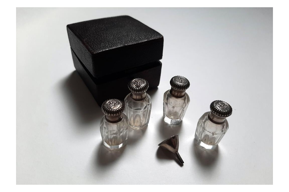 Minuscule perfum kit, 19th century