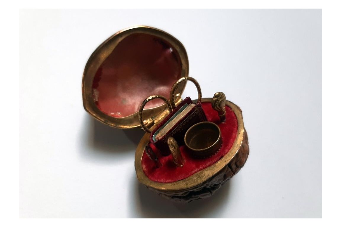 Nut, small sewing kit, 19th century