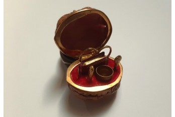Noix à couture, nécessaire miniature, XIXème siècle