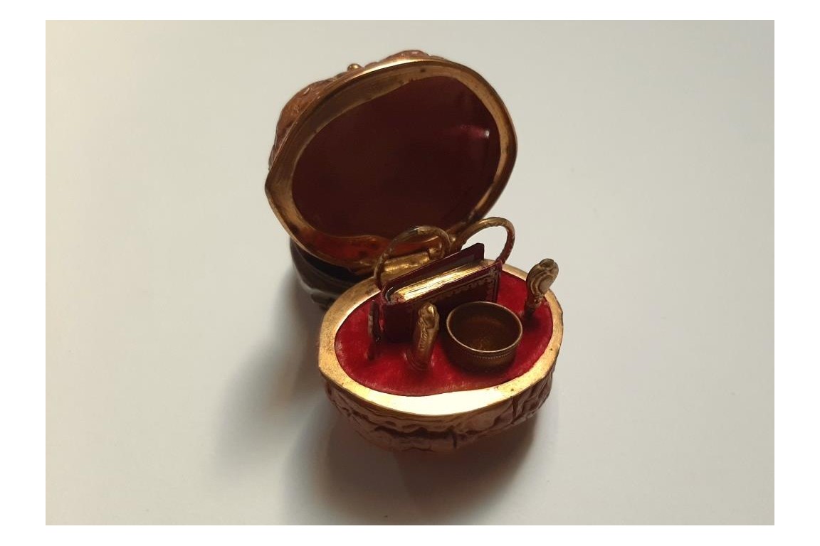 Nut, small sewing kit, 19th century