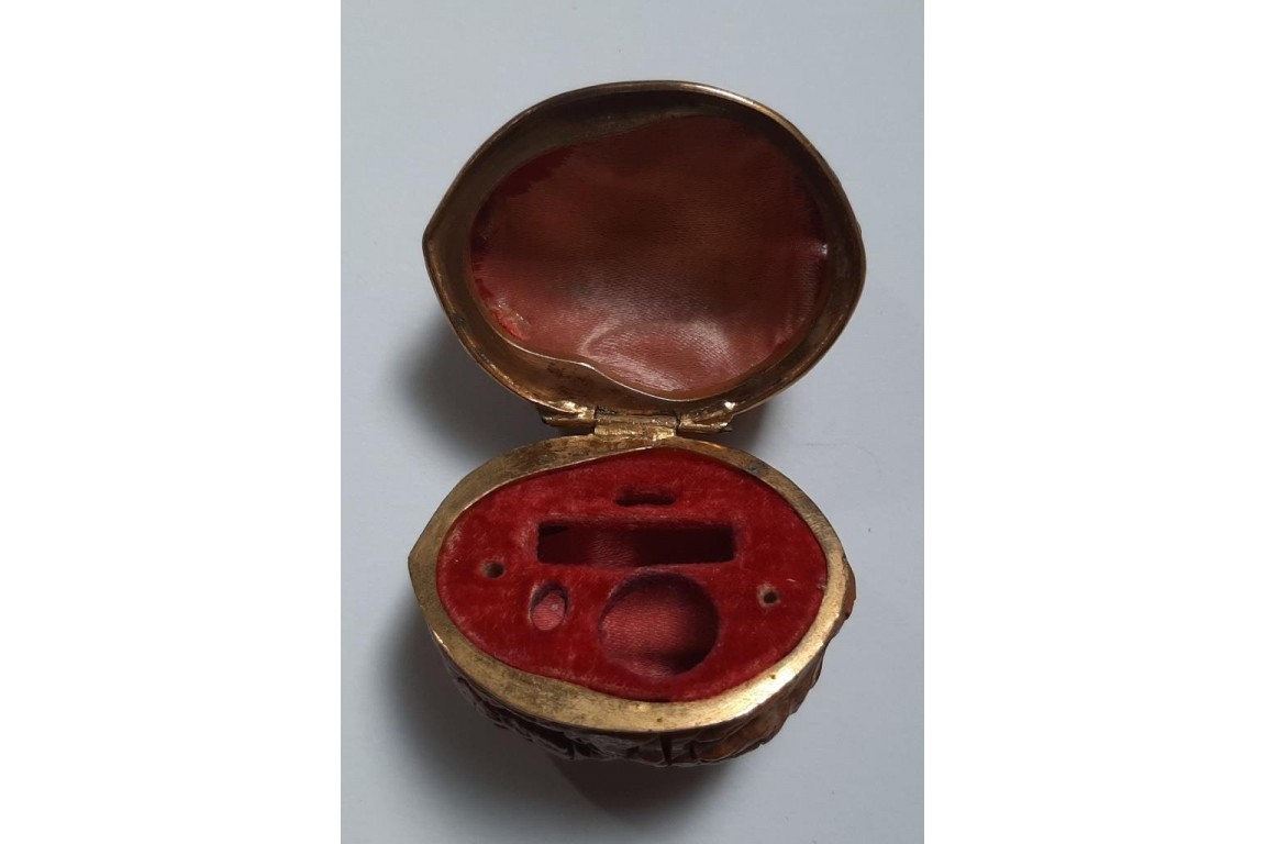 Nut, small sewing kit, 19th century