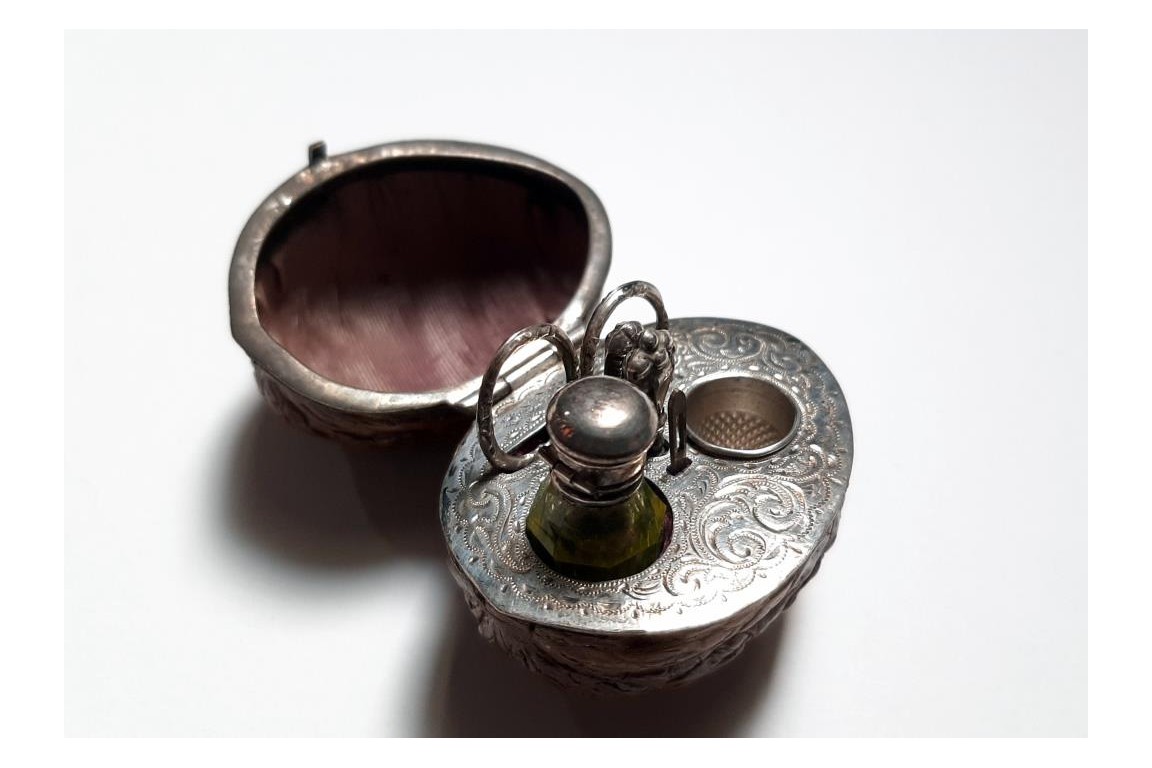 Noix à couture et parfum miniature, XIX- XXème siècle