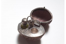 Nut, small sewing et perfum kit, 19th - 20th century