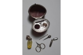 Noix à couture et parfum miniature, XIX- XXème siècle