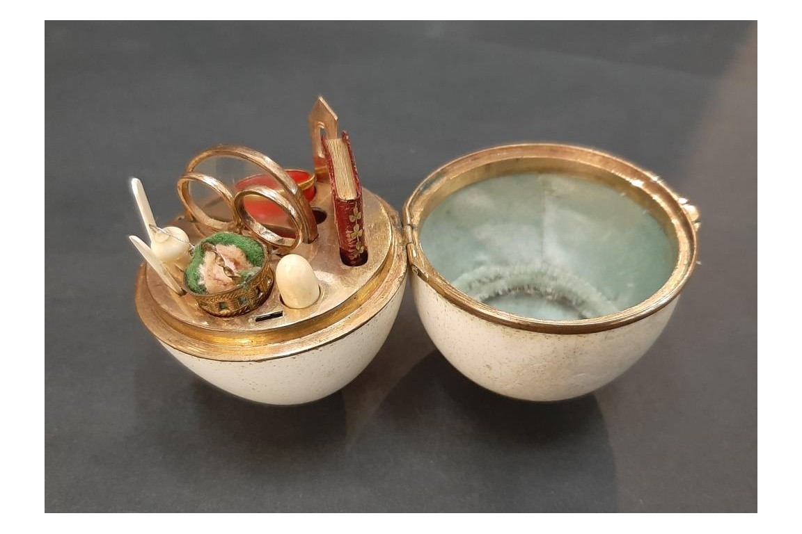 Egg, miniature kit, early 19th century