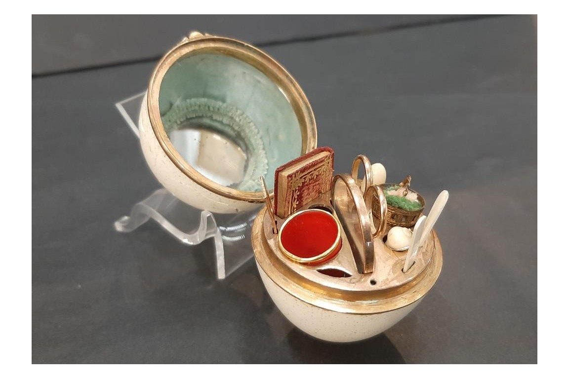 Egg, miniature kit, early 19th century