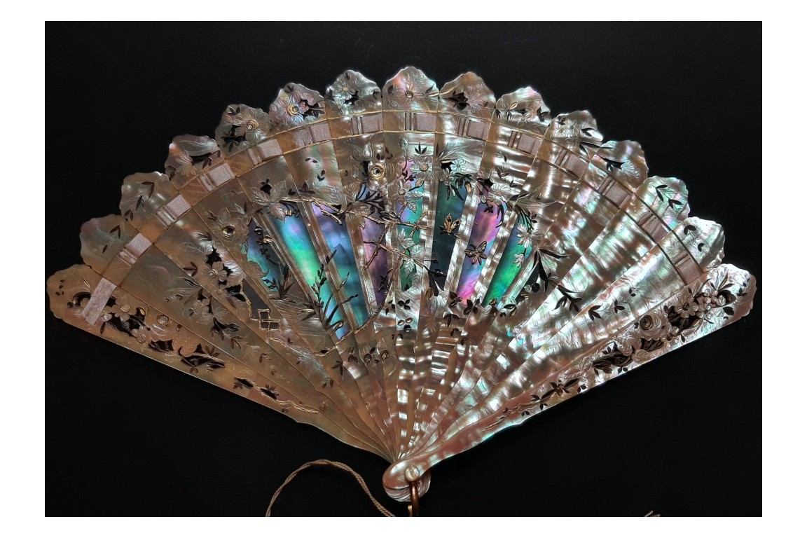 Fleurs nacrées, éventail vers 1880-1900