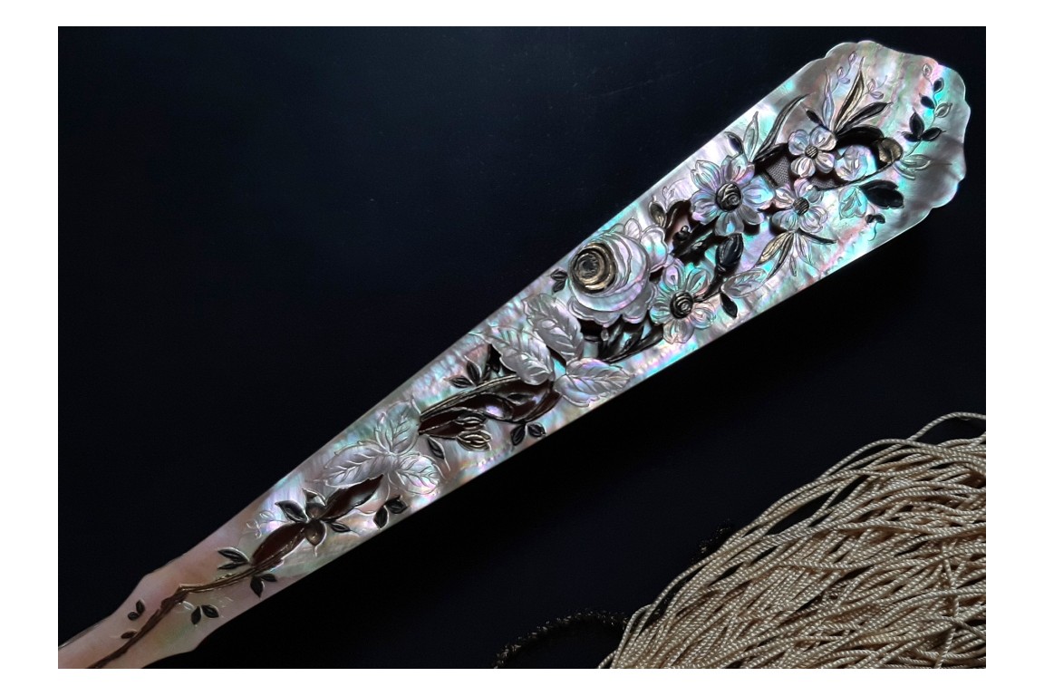Fleurs nacrées, éventail vers 1880-1900