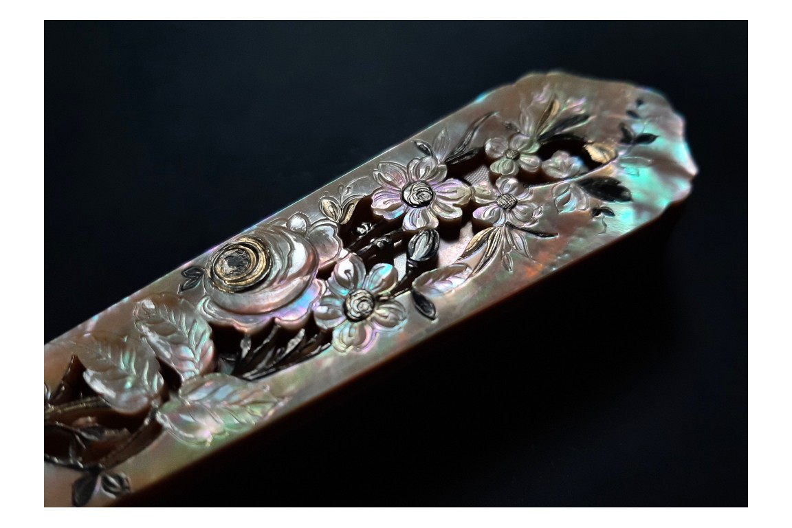 Fleurs nacrées, éventail vers 1880-1900