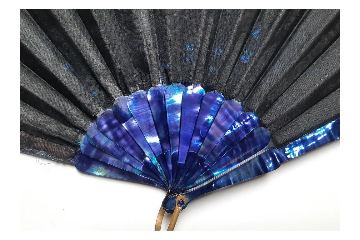 Magie bleue, éventail vers 1900
