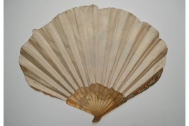 Holly, Christmas light. Fan by Daudet and Duvelleroy, circa 1900- 1910