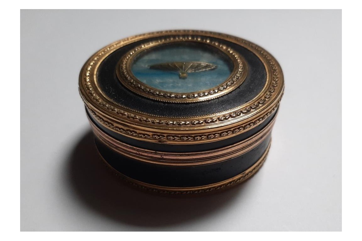 Meusnier's aerostat ? Snuffbox with hot-air balloon, late 18th century