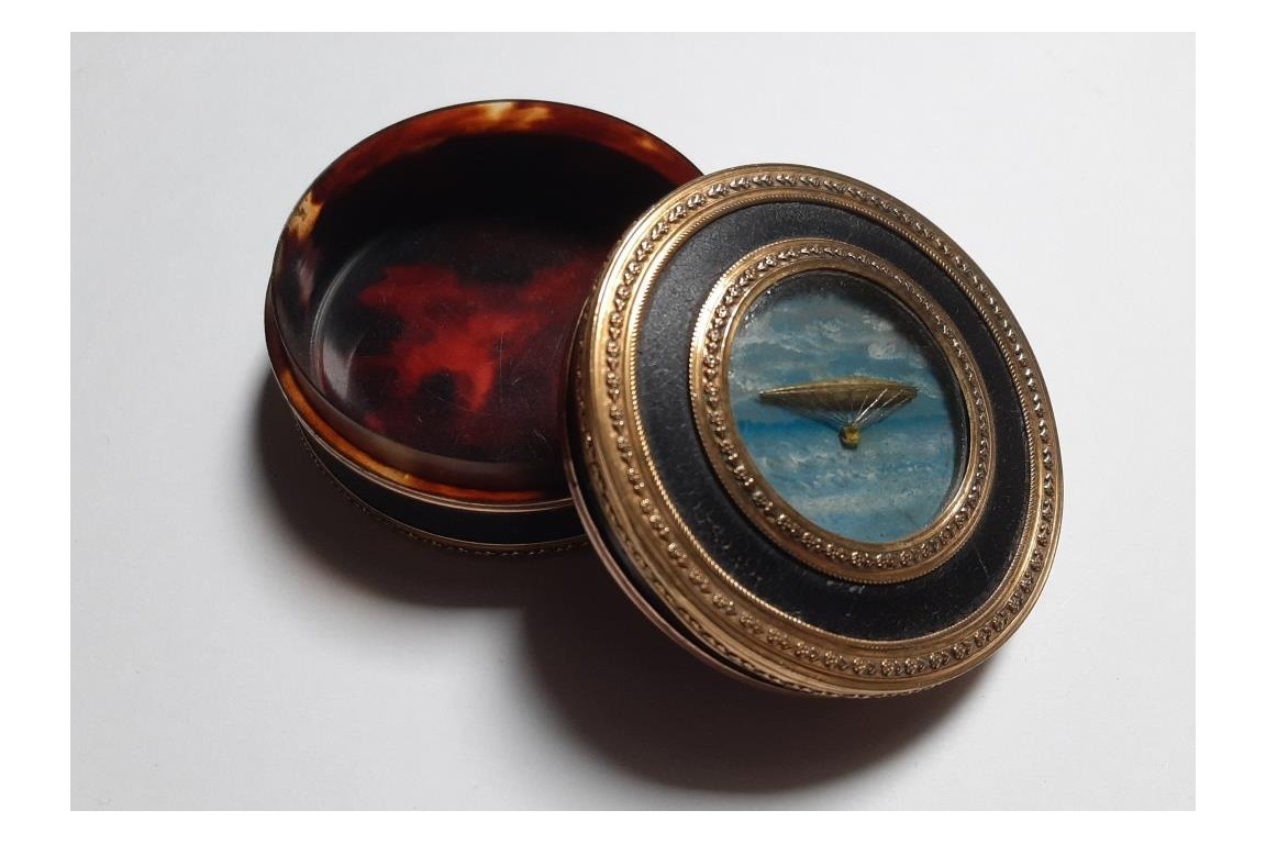 Meusnier's aerostat ? Snuffbox with hot-air balloon, late 18th century