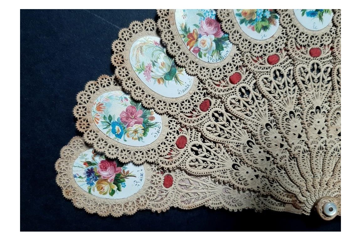 Prières fleuries, éventail en canivet vers 1900