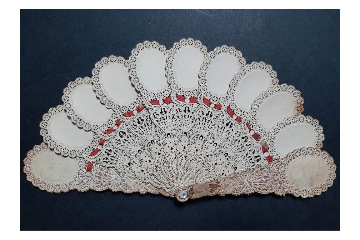 Prières fleuries, éventail en canivet vers 1900