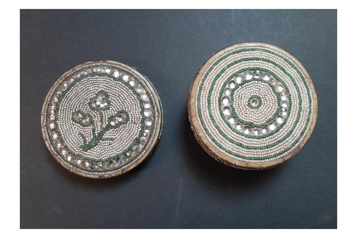 Fleurs perlées. Boîte en sablé et paille, XVIIIème