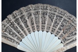Paons et muguets, éventail fin XIXème siècle