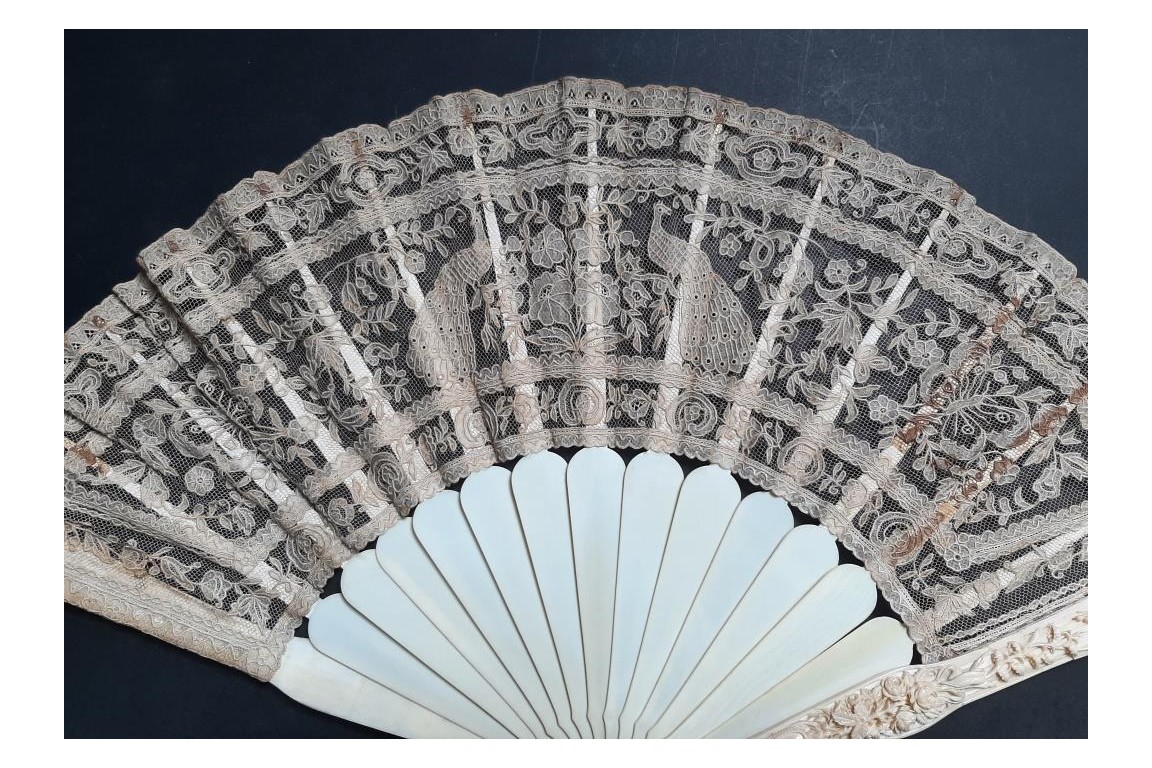 Paons et muguets, éventail fin XIXème siècle
