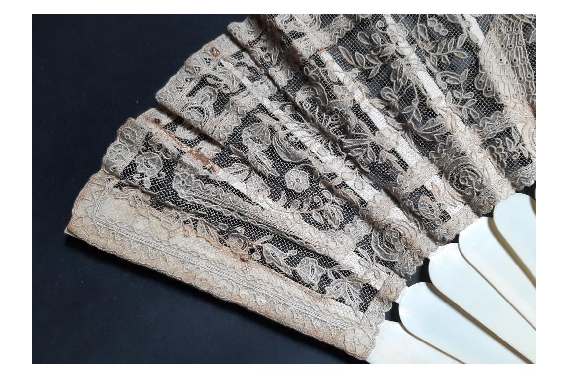 Paons et muguets, éventail fin XIXème siècle