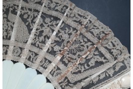 Paons et muguets, éventail fin XIXème siècle