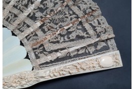 Paons et muguets, éventail fin XIXème siècle
