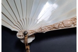 Paons et muguets, éventail fin XIXème siècle