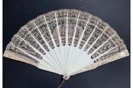 Paons et muguets, éventail fin XIXème siècle