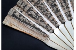 Paons et muguets, éventail fin XIXème siècle