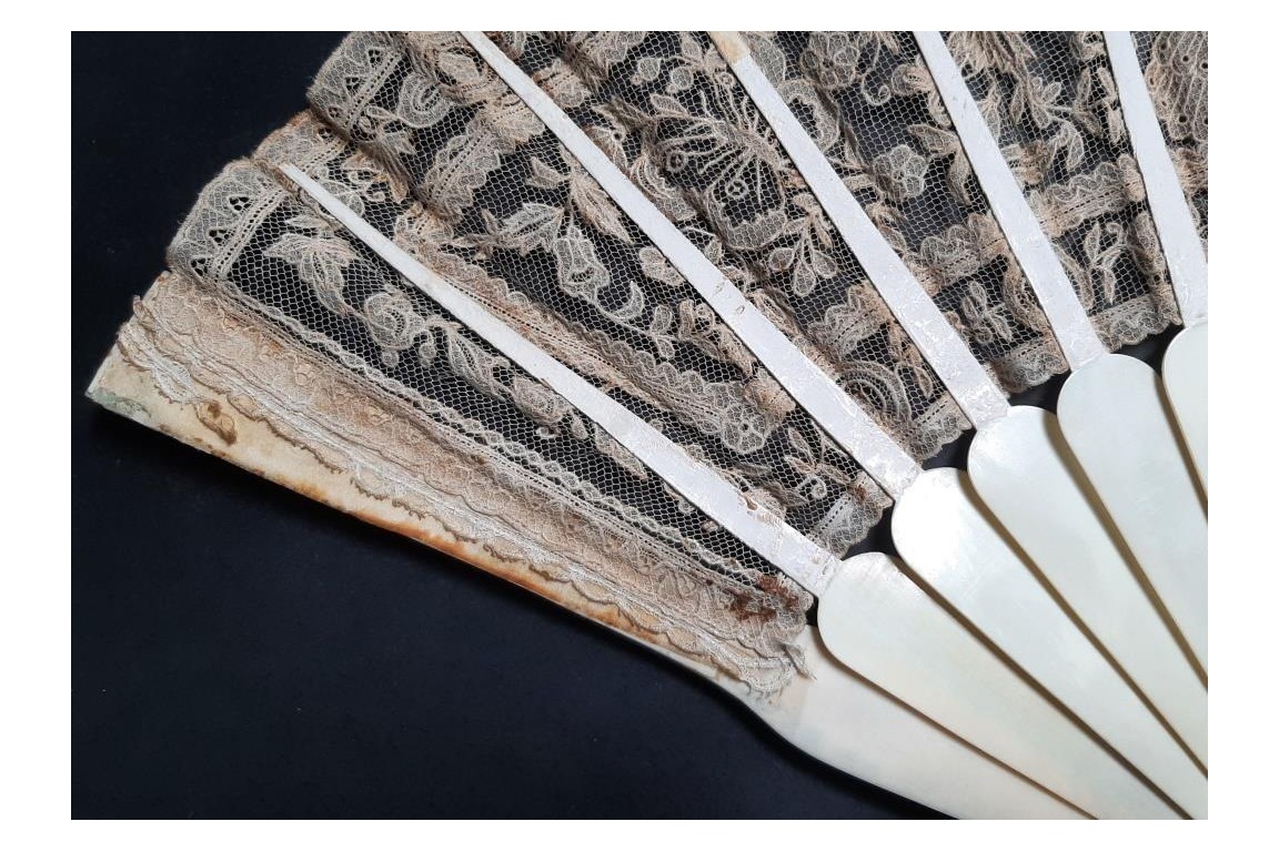 Paons et muguets, éventail fin XIXème siècle