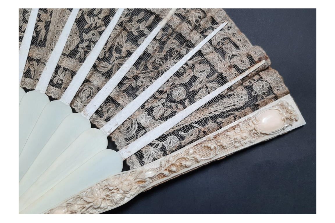 Paons et muguets, éventail fin XIXème siècle