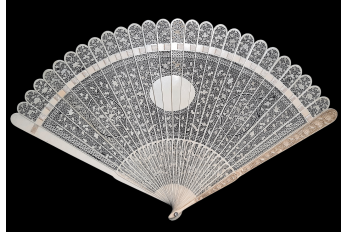 A thousand flowers from the Compagnie des Indes, Chinese fan circa 1790