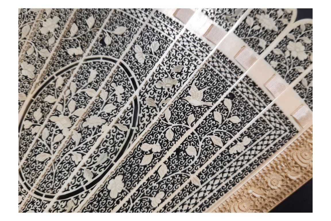 Mille fleurs de la Compagnie des Indes, éventail chinois vers 1790