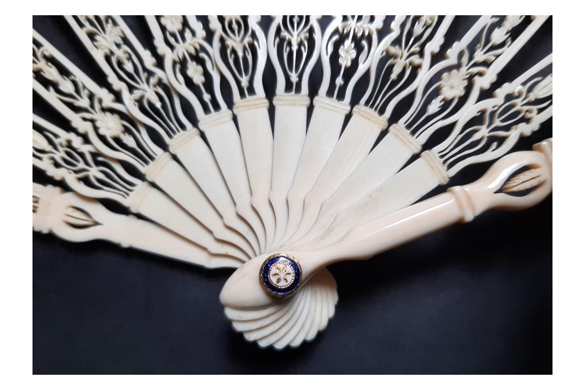 The gardening harvest. Fan circa 1790