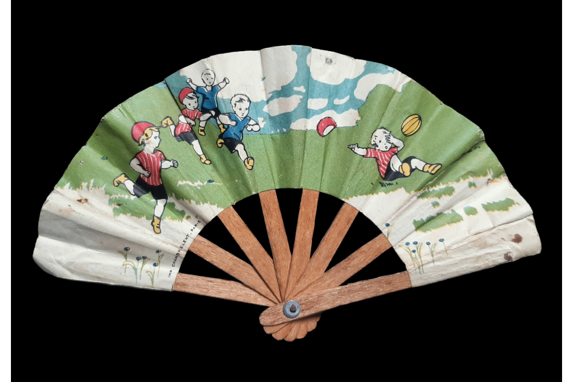 Les poussins au football, éventail d'enfant vers 1900-1930