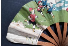 Les poussins au football, éventail d'enfant vers 1900-1930