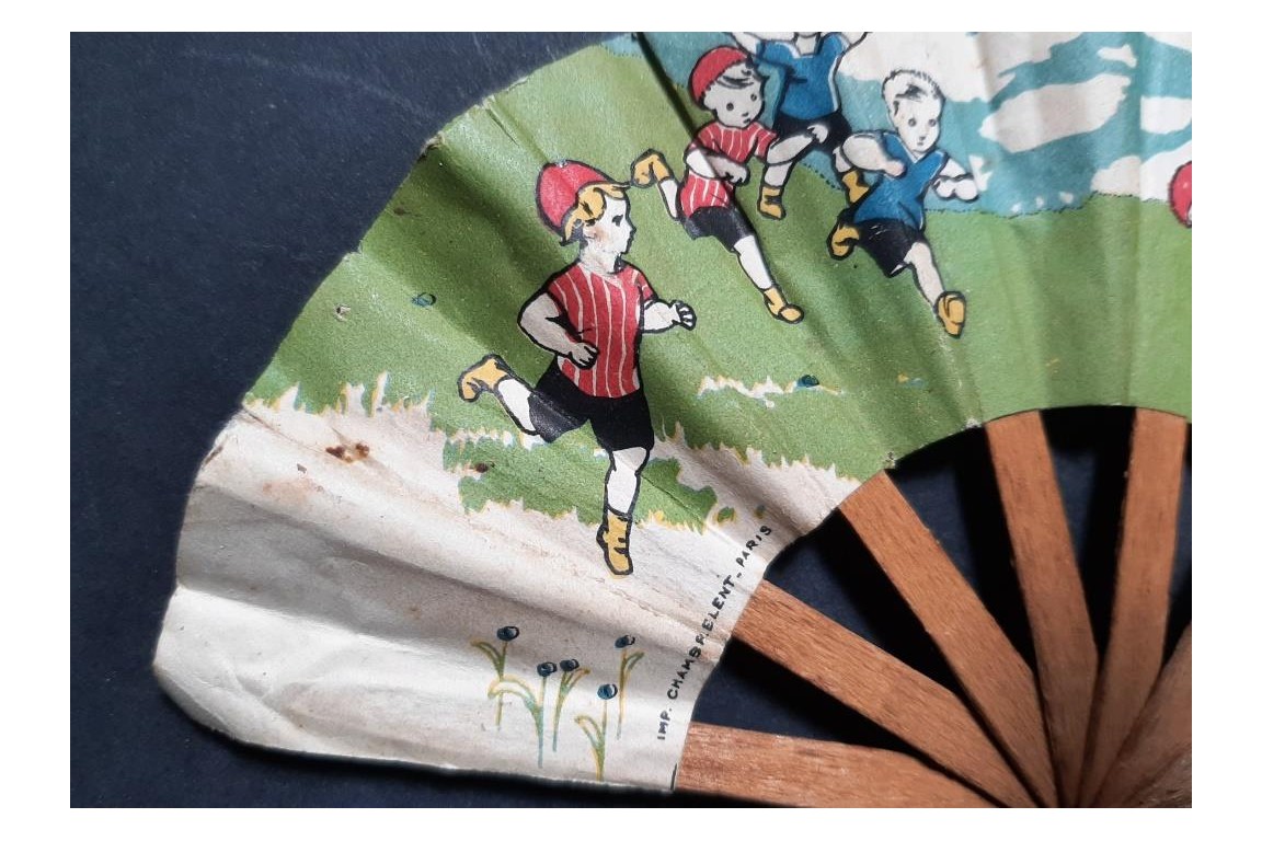 Les poussins au football, éventail d'enfant vers 1900-1930