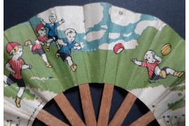 Les poussins au football, éventail d'enfant vers 1900-1930