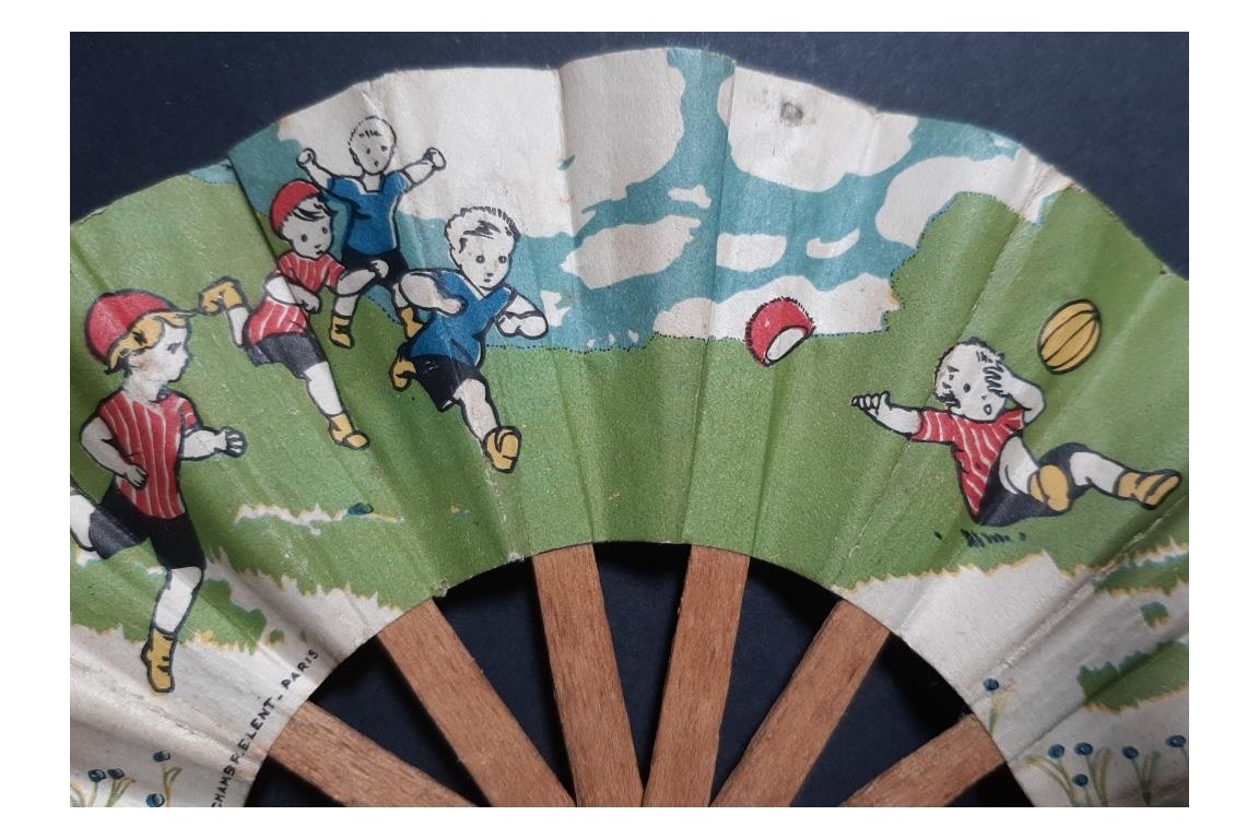 Les poussins au football, éventail d'enfant vers 1900-1930