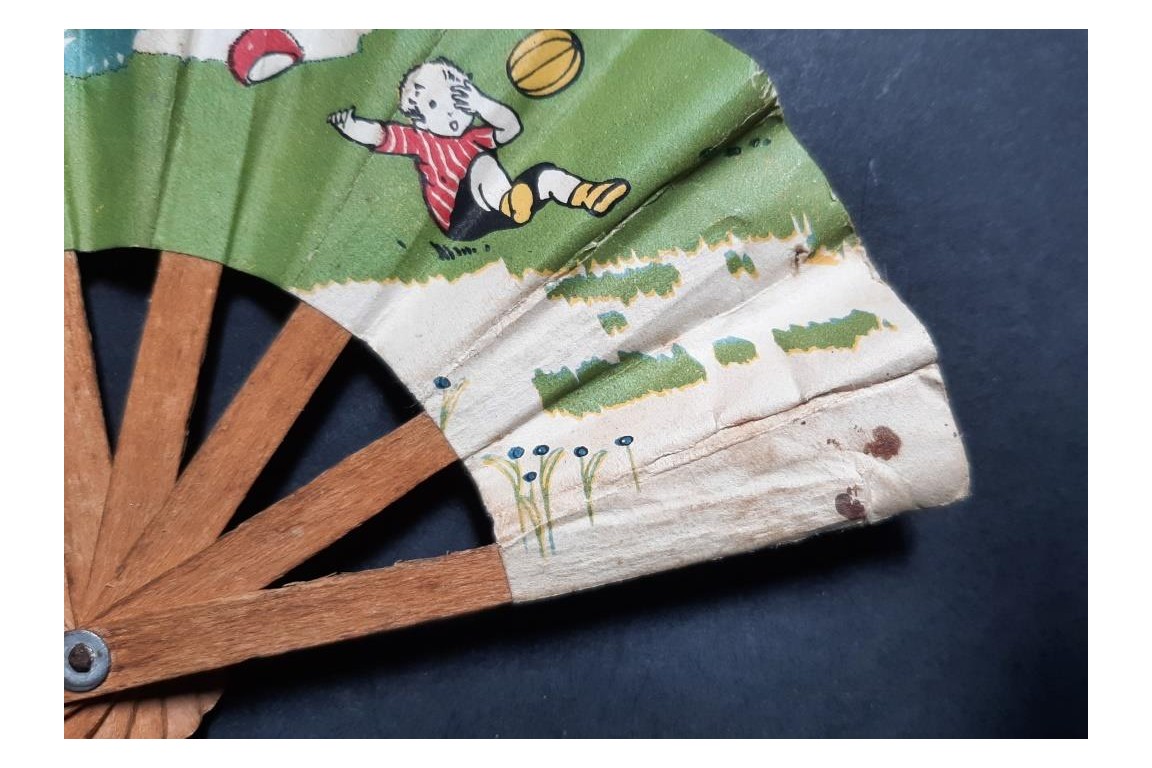 Les poussins au football, éventail d'enfant vers 1900-1930